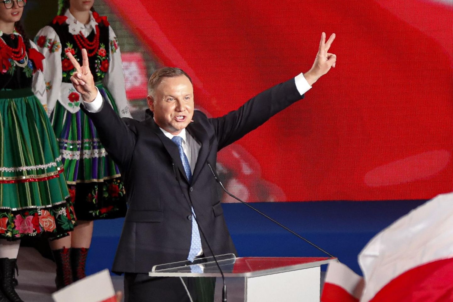 Poola president Andrzej Duda näitamas pühapäeva õhtul Łowiczis kätega võidumärki pärast edukat esimest hääletusvooru, kus teda toetas üle 40 protsendi valijatest.