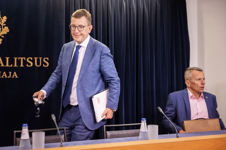 Премьер-министр Кристен Михал и министр финансов Юрген Лиги перед началом правительственной конференции.