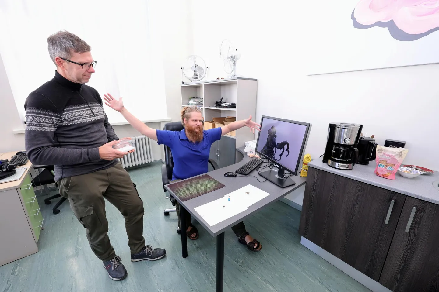 Harrastusteaduse eksperdi Veljo Runneli (vasakul) sõnul on putukaid originaalsuuruses keeruline printida, kuid doktorant Toivo Ylinampa unistab autosuuruse putuka printimisest.