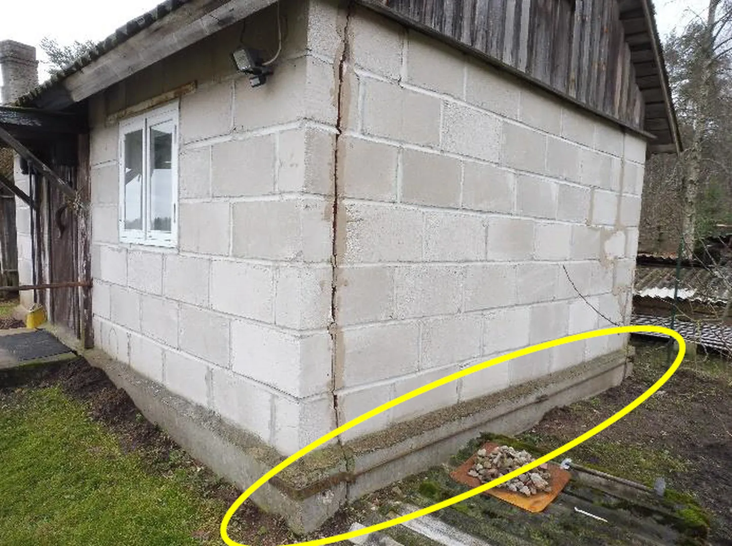 Hirtentreude pere Peeri-kodu sauna vundament on kaevanduse langetatud ala suunas ära vajunud ja klambritega kokku tõmmatud.
