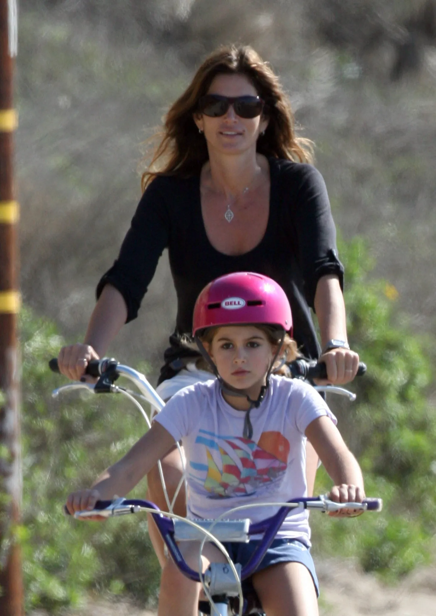 Cindy Crawford nautis perega rattasõitu