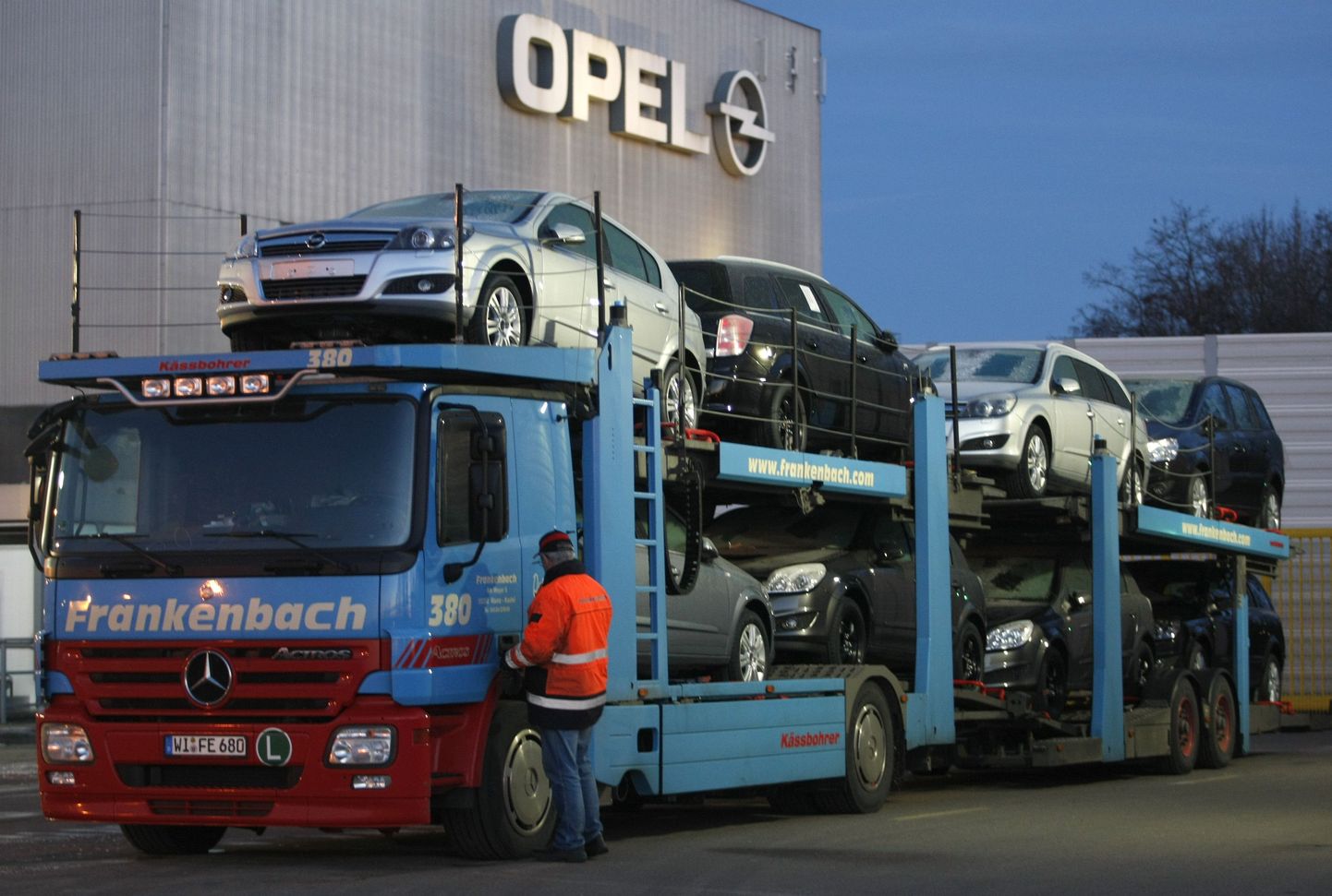 Uued autod veokil Saksamaal Bochumis asuva Opeli tehase juures.