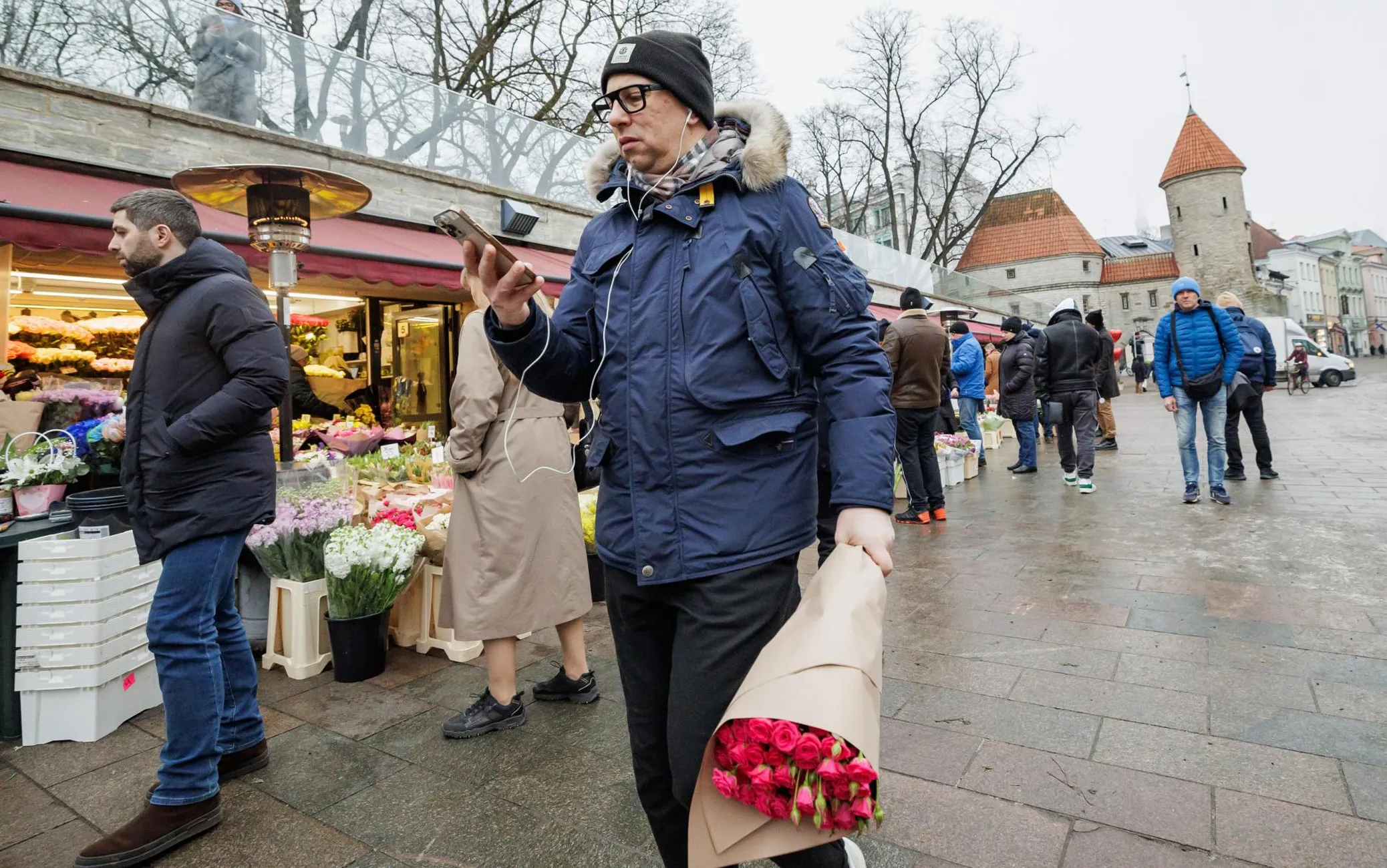 Lilli ostes tuleb need korralikult sisse lasta pakkida, et õied külma ei saaks. Kaitsta pole vaja käsi, vaid õisi.