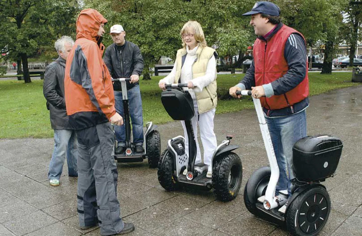 Laupäeval tutvustati Tammsaare pargis elektrimootoriga linnaliikurit Segway, mida huvilised ka proovida said.