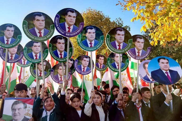 Таджикские власти предлагают альтернативы исламизму.