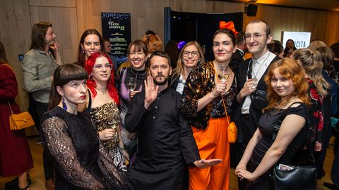 GALERII ⟩ Teatripidu sai hoo sisse! Vaata, millise meeleoluga oodatakse Linnateatris tänavusi teatriauhindu