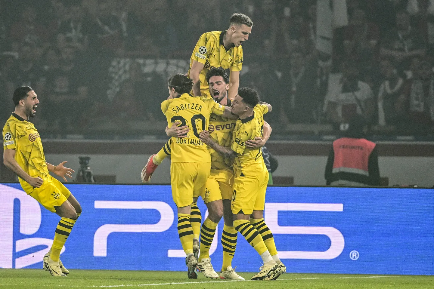 Dortmundi mängijad embamas värava autorit Mats Hummelsit.