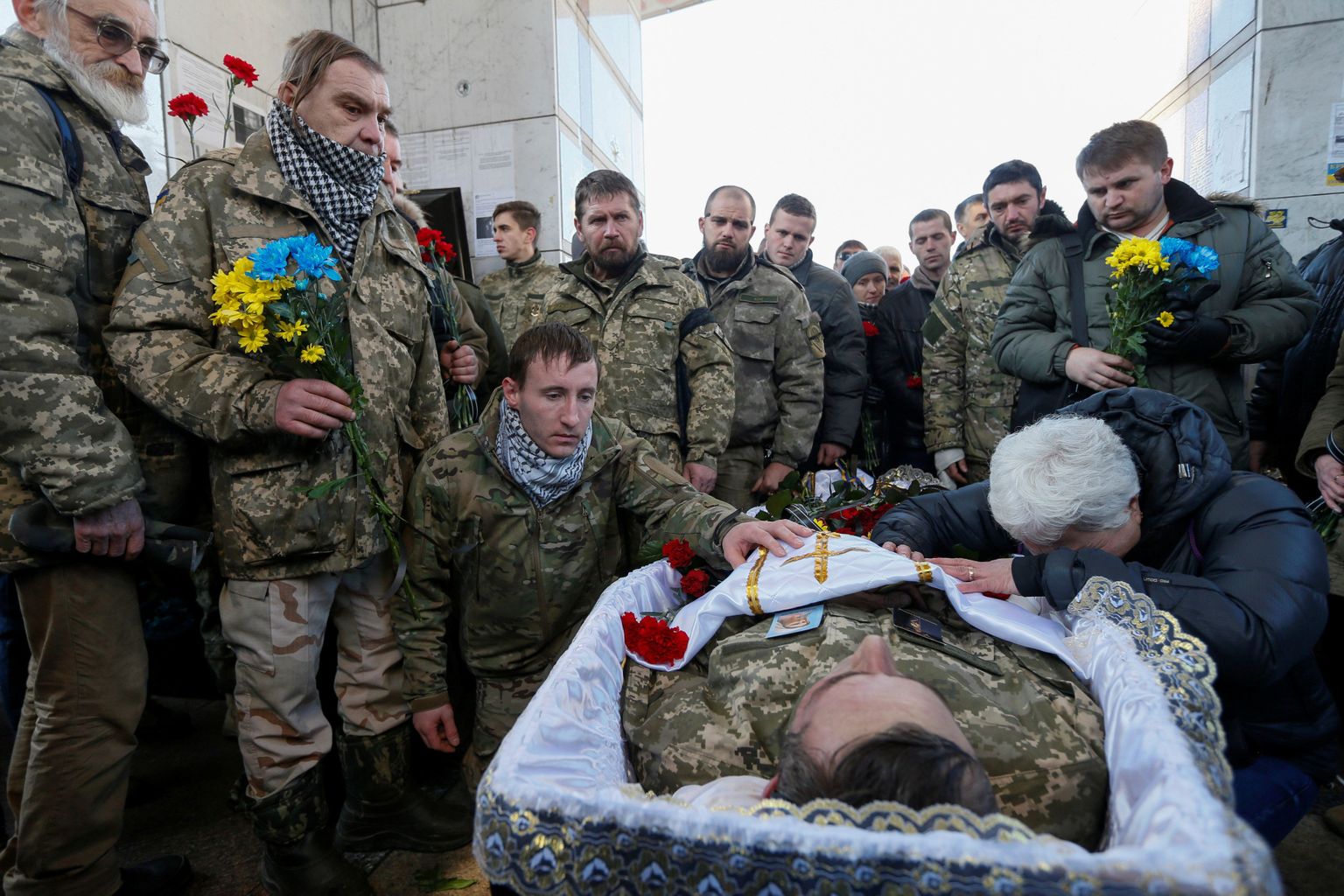 Ida-Ukrainas langenud Ukraina sõduri Volodõmõr Andreškivi matused Kiievis.