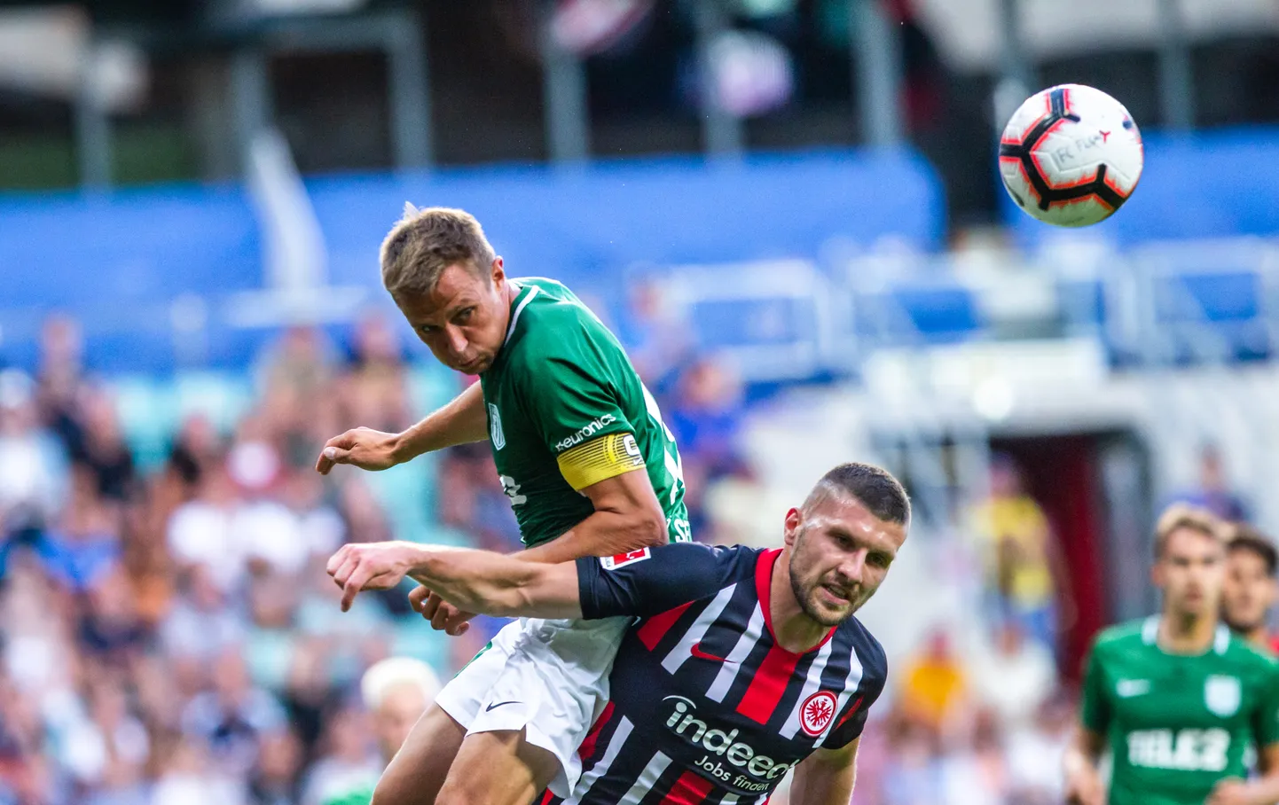 Gert Kams (rohelises) Euroopa liiga mängus Frankfurdi Eintrachtiga.
