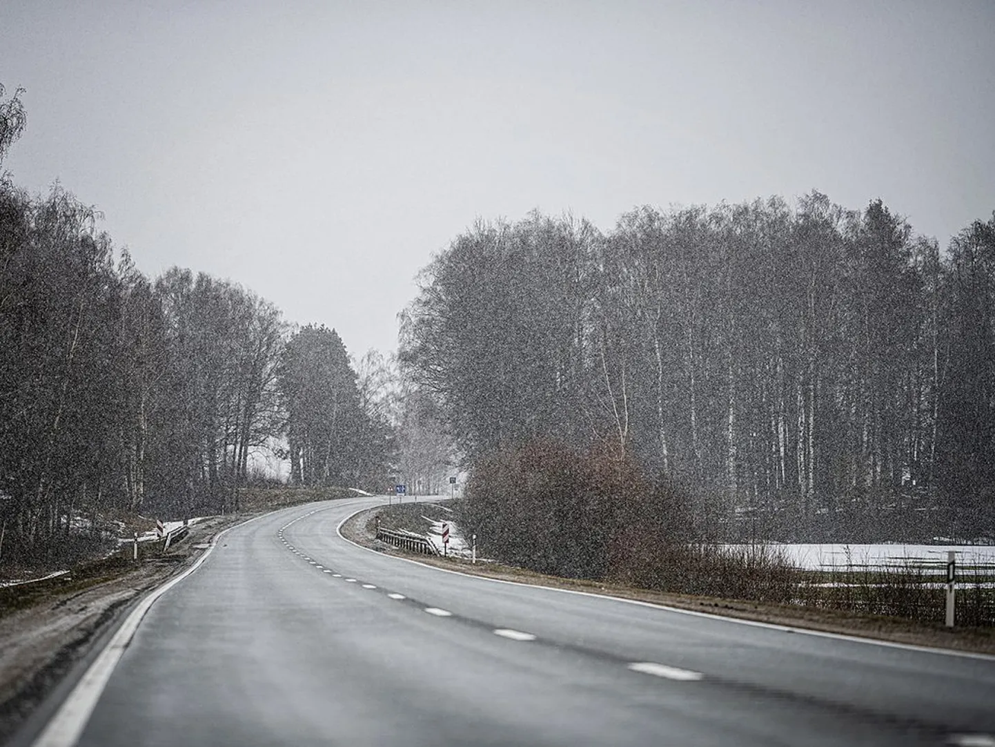 Sniega un lietus dēļ Vidzemē un Latgalē apgrūtināti braukšanas apstākļi