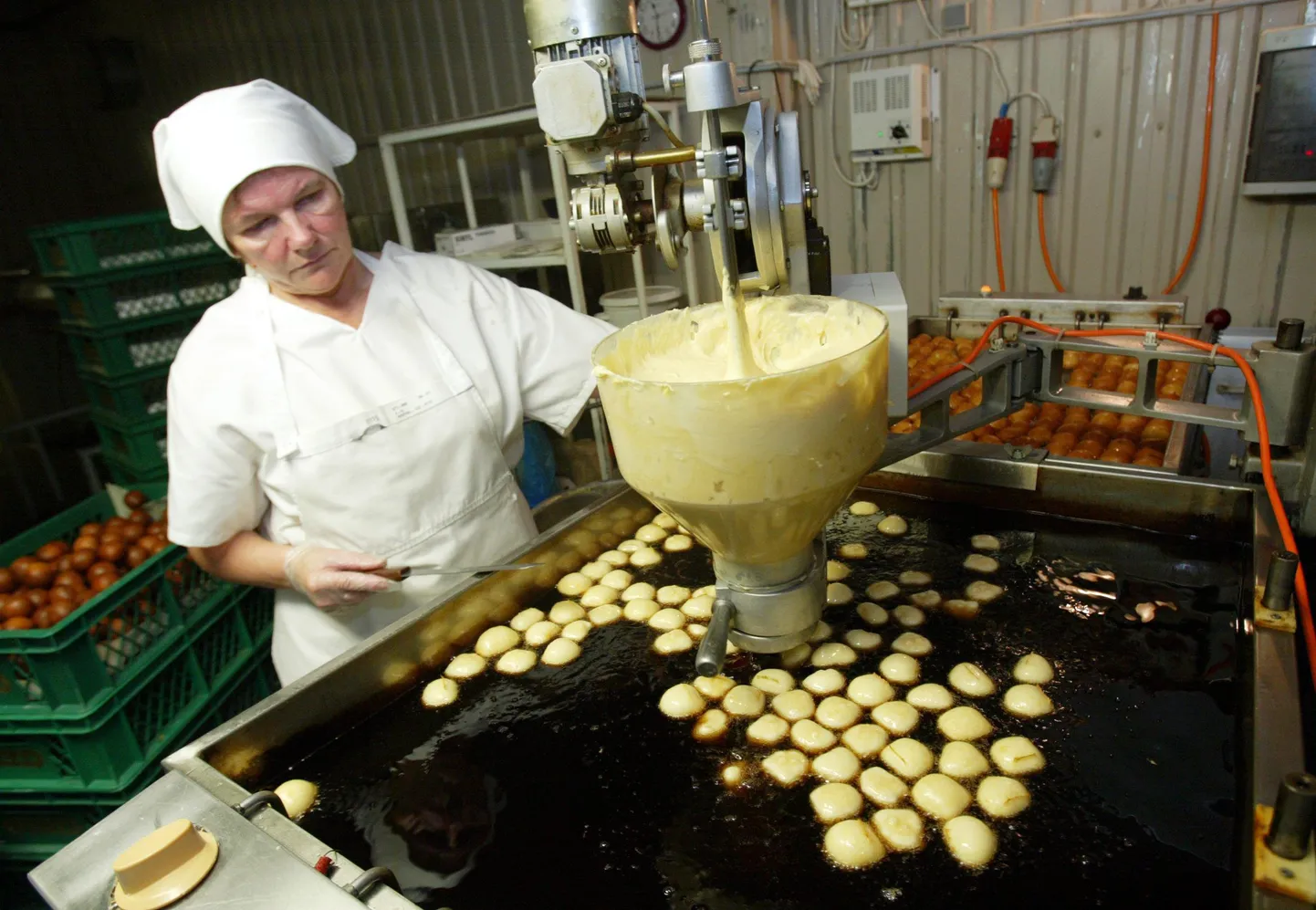 Pagaritoodete valmistaja Maie Jaagu küpsetab õlis kohupiimapalle.