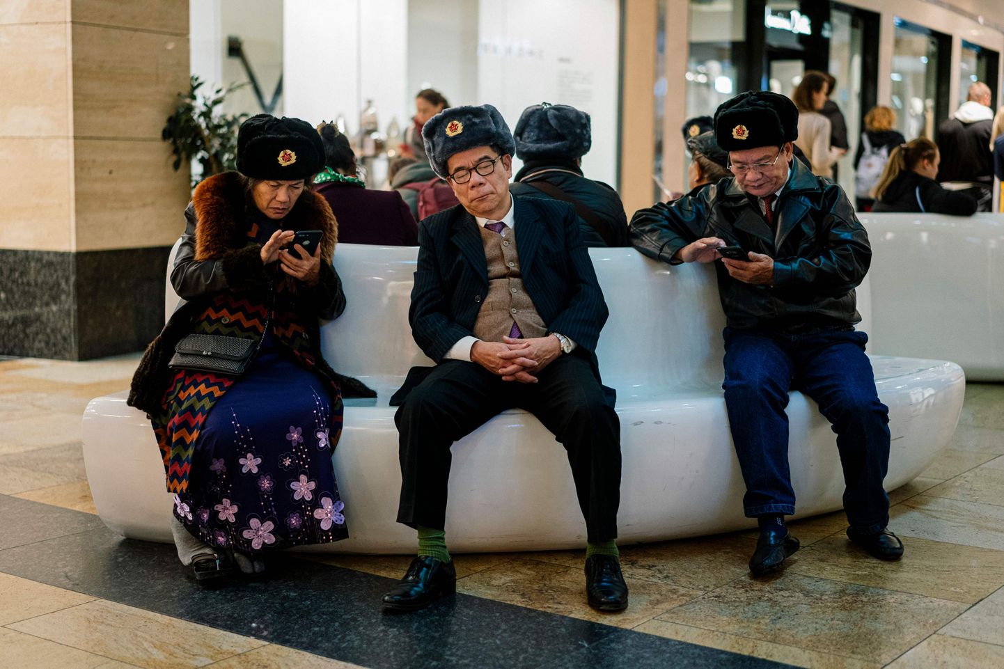 Hiina turistid puhkamas ühes Moskva kaubanduskeskuses.