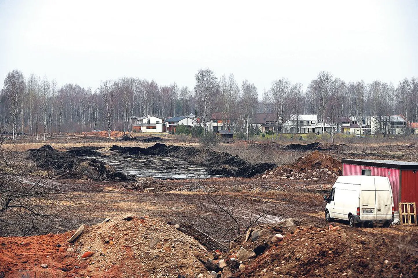 Uute hoonete ehitamiseks on võsa ja mets raiutud ning vaade Aruküla tee poolt olemasolevaile Kvissentali majadele avatud.