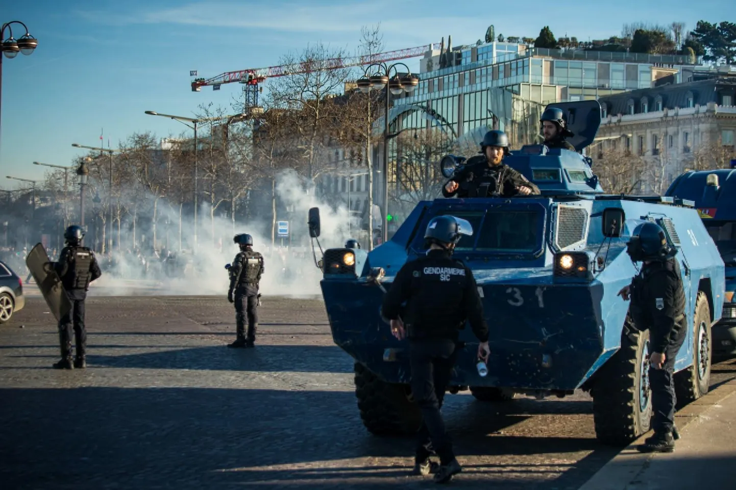 Champs-Élysée avenüül läks käiku pisargaas.
FOTO: Christophe Petit Tesson/EPA/Scanpix