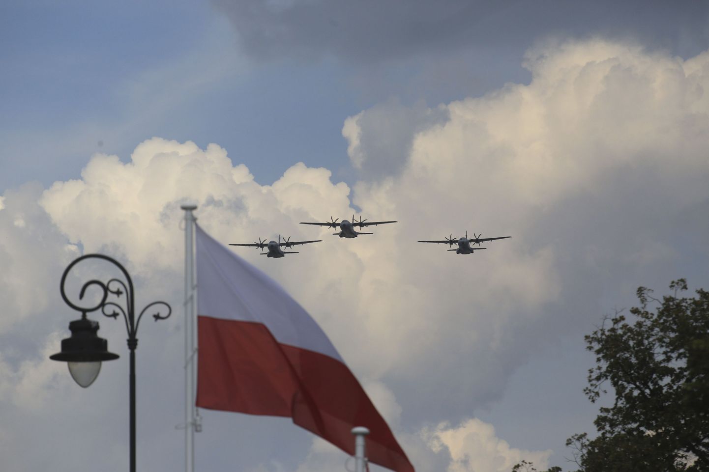 Esiplaanil Poola lipp. Taamal Poola lennukid. Pilt on illustratiivne.