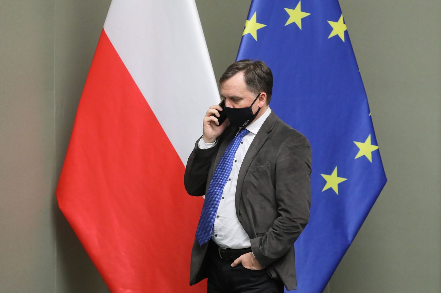 Poola justiitsminister Zbigniew Ziobro 9. novembril 2021. aastal toimunud parlamendiistungi ajal. Taustal  Poola ja Euroopa Liidu lippud.