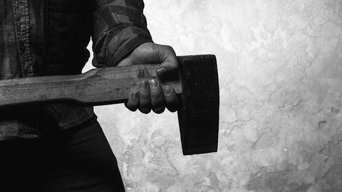 Pabeigta izmeklēšana pret vīrieti, kurš ar nazi un cirvi uzbrucis pašvaldības policistiem