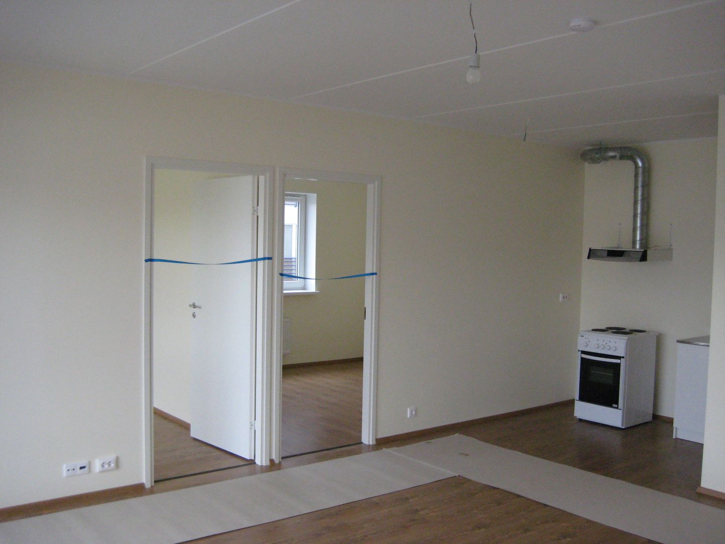 Neljatoaline korter: avatud köögiga elutuba ja kolm magamistuba.