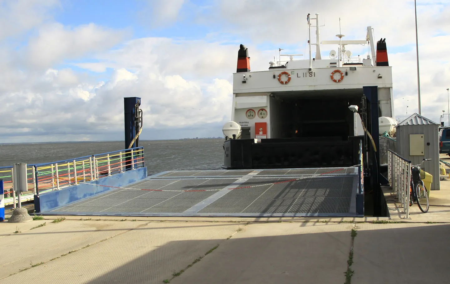 Praegu toimub mandri ja Kihnu saare vahel praamiühendus parvlaevadeag Liisi ja Amalie.