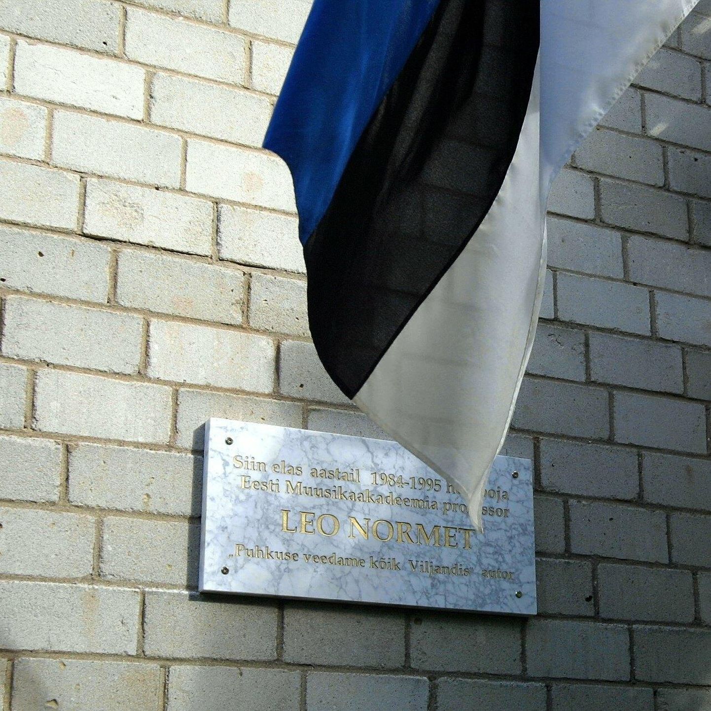 Helilooja Leo Normeti Viljandi-kodu Õuna tänaval. Mälestustahvel avati 2004. aasta augustis.
