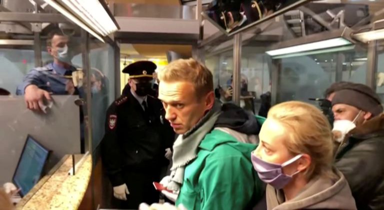 Videokaader Venemaa opositsioonijuhi Aleksei Navalnõi kinnipidamisest 17. jaanuaril Moskva Šeremetjevo lennujaamas.