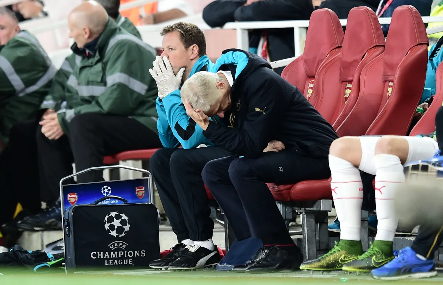 Arsenali peatreener Arsene Wenger (keskel).