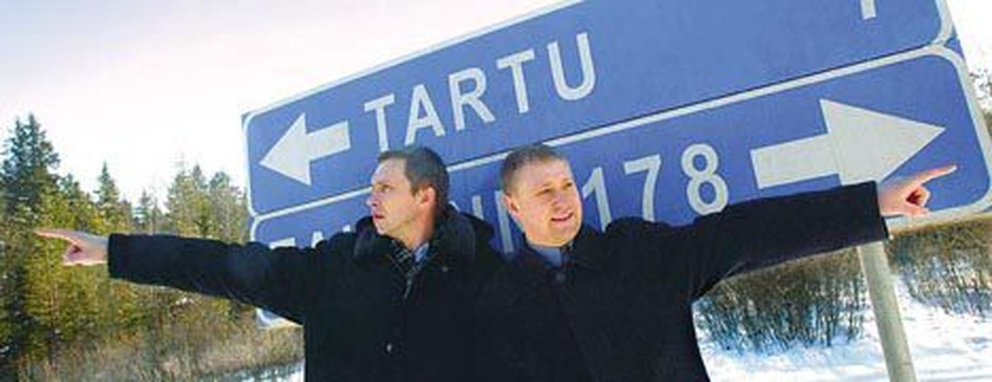 Sotsiaaldemokraadid Ülo Veldre (vasakul) ja Jarno Laur seisavad TallinnaTartu maanteel, mille neljarealiseks ja seeläbi ohutumaks ehitamiseks algatasid nad internetis häältekogumise. Viimase kuue aastaga maanteel hukkunud 73 inimest on nende hinnangul liialt palju.