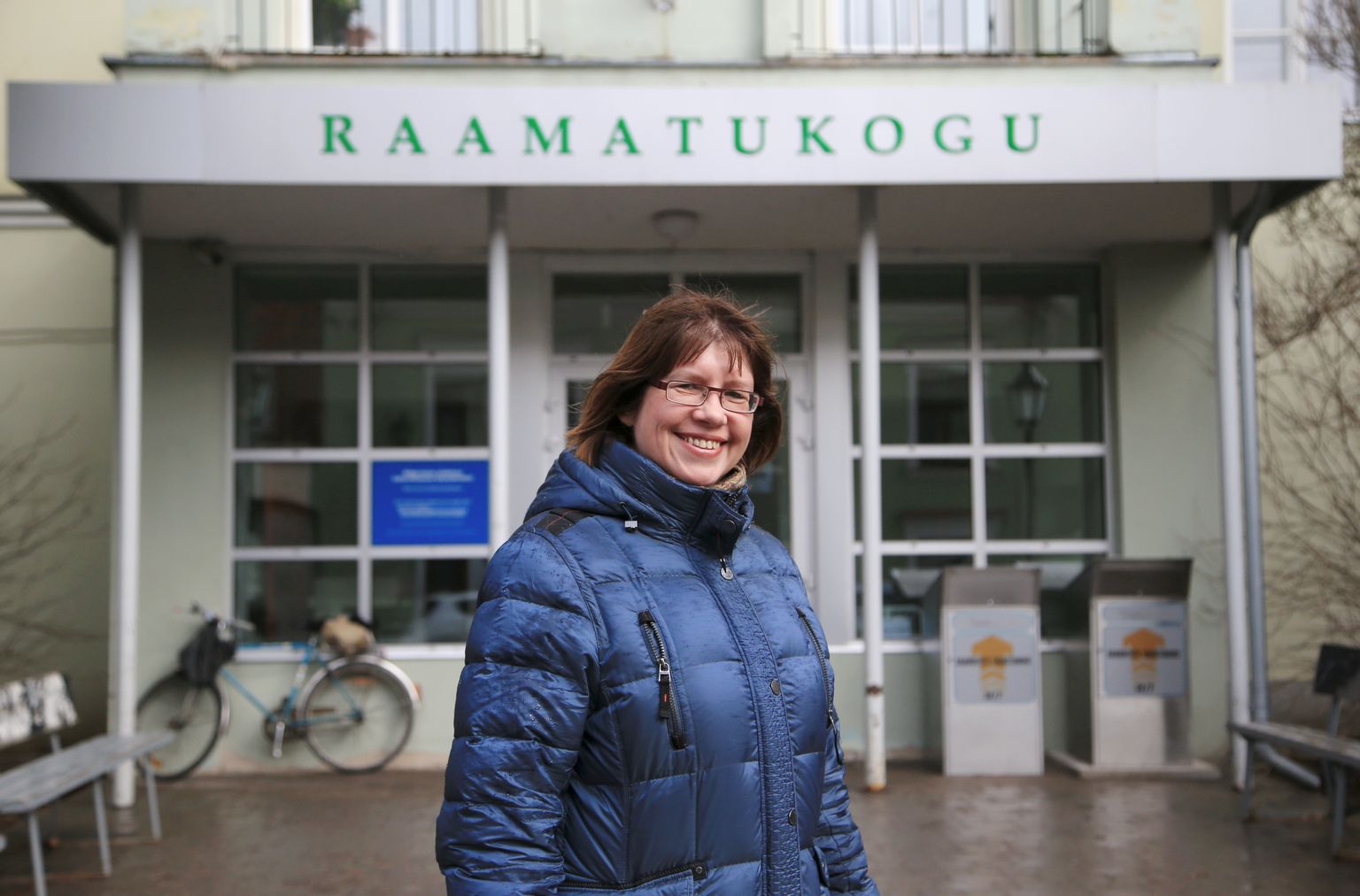 Tartu linnaraamatukogu direktor Kristina Pai raamatukogu ees.