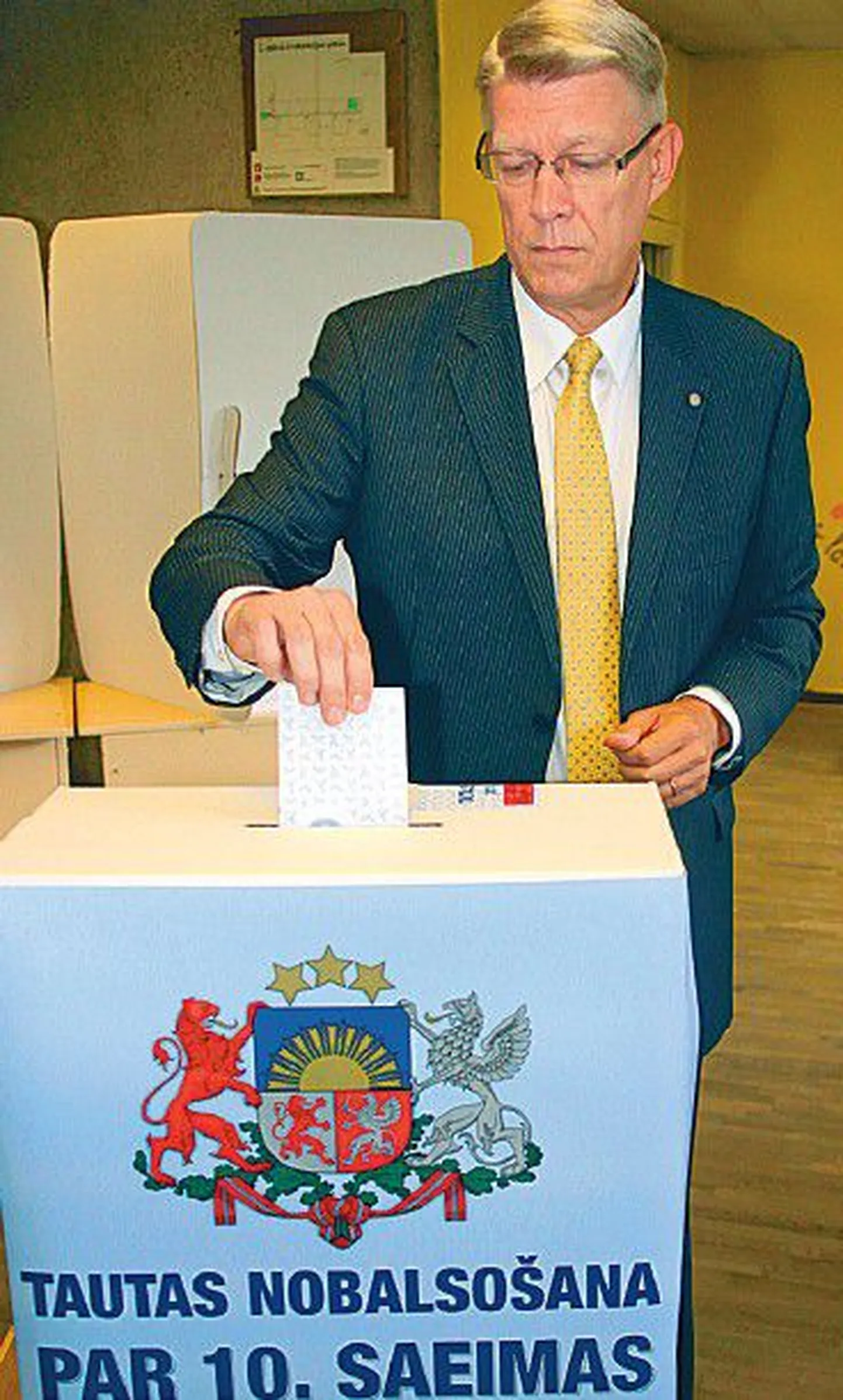 Valdis Zatlers 23. juulil peetud rahvahääletusel, millega saadeti seim laiali. Praeguseks on Zatlersi seoses referendumi algatamisega kõrgeks kerkinud populaarsus taas langusteel.