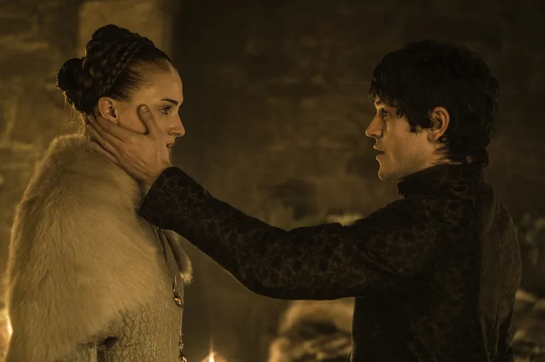 Kaader seriaalist «Troonide mäng». Pildil Sophie Turner Sansa Starkina ja Iwan Rheon Ramsay Boltonina