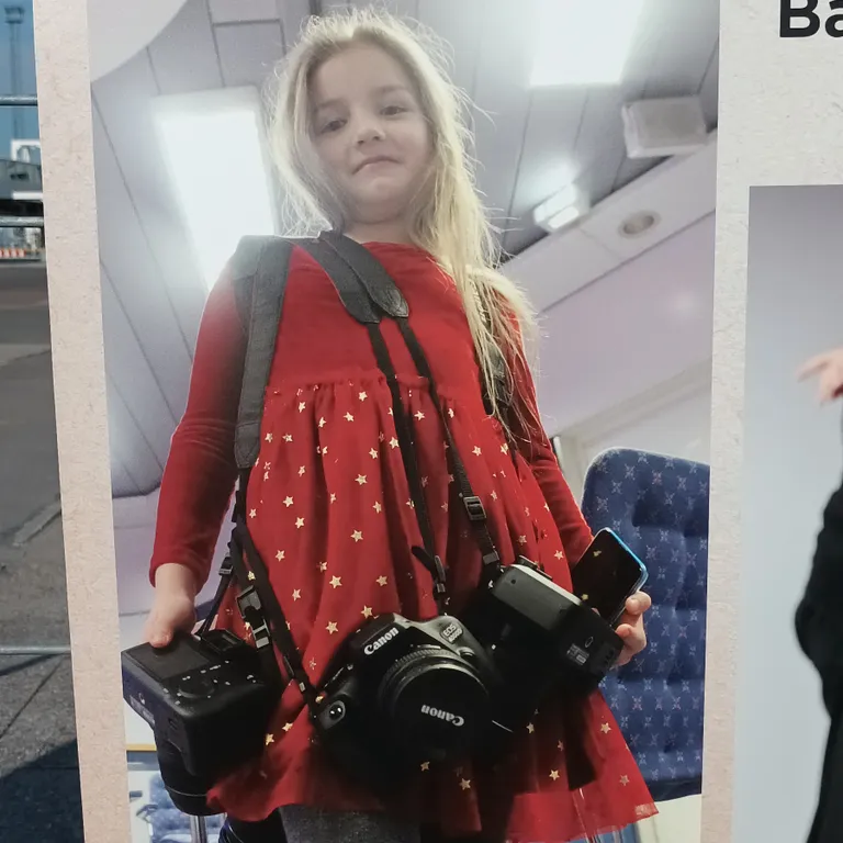Выставка фотографий детей украинских беженцев в порту Таллинна, июнь 2023 года.