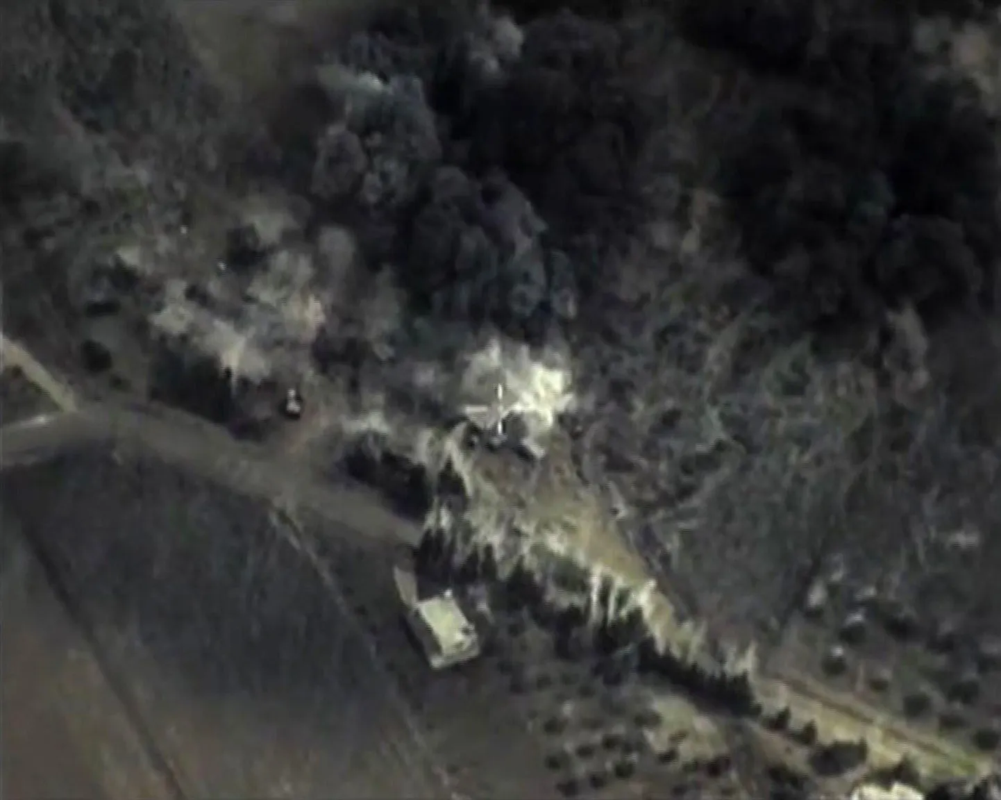 Vanemaa kaitseministeeriumi avaldatud kaader videost, millel on näha Venemaa õhurünnakut Süürias