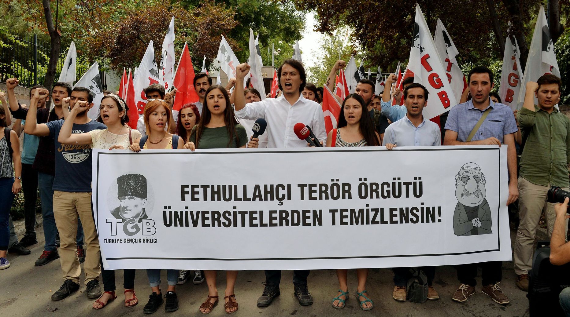 Tudengid protesteerivad Fethullah Güleni ja tema järgijate vastu.