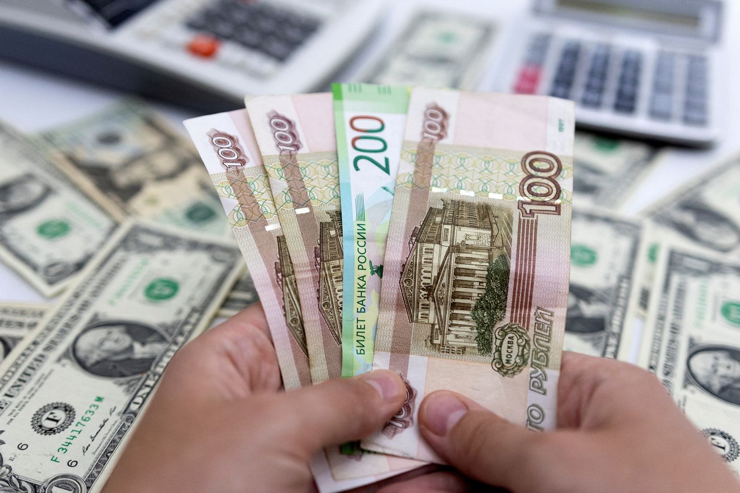Vene rublad dollarite taustal.