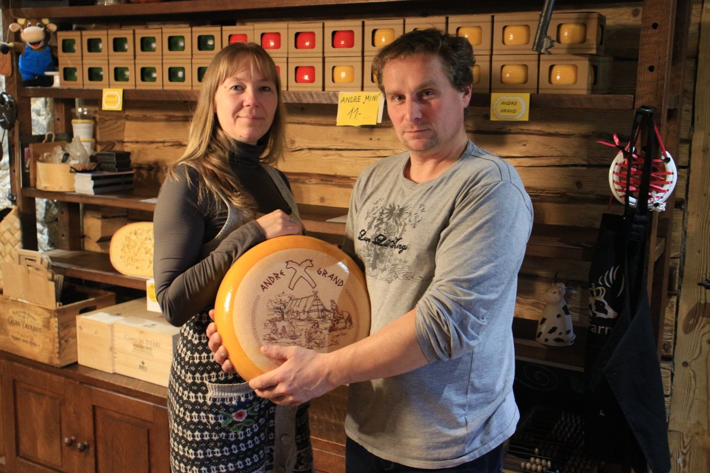 Erika Pääbus ja Aivar Alviste Andre Farmist osalevad Maamessil oma juustukeradega.