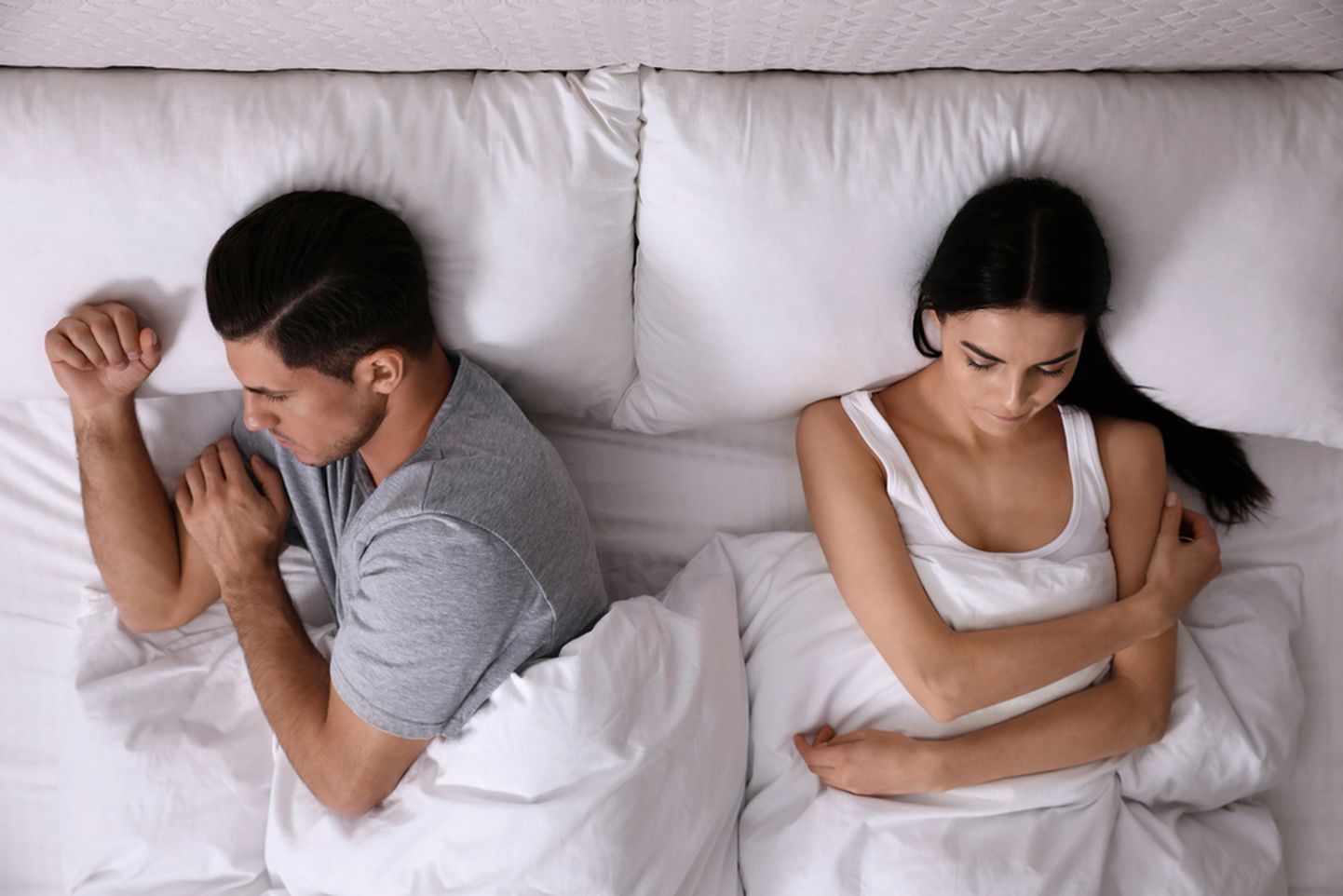 Mees ja naine voodis. Pilt on illustratiivne.