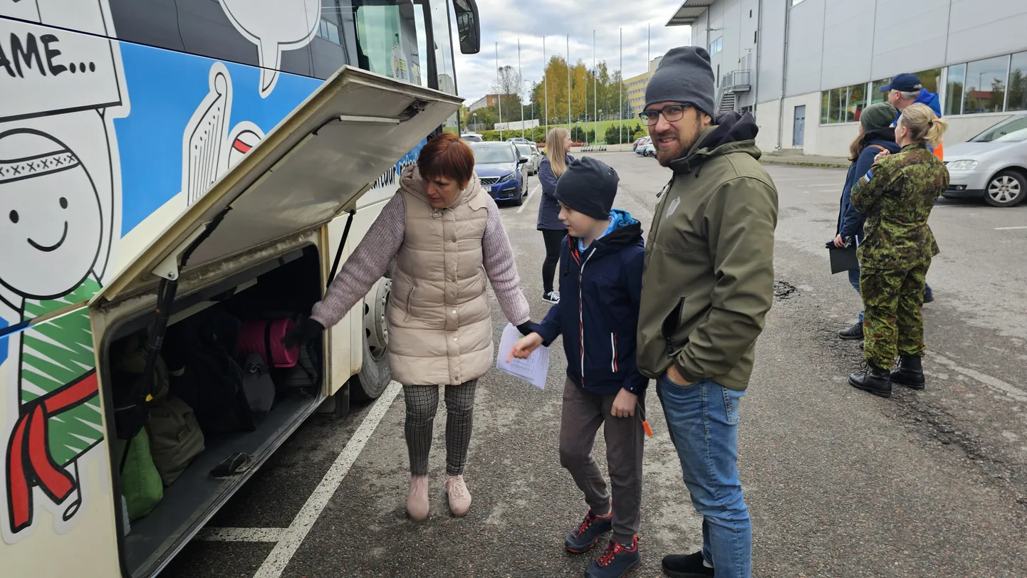 Mitukümmend Võru linna ja Võru valla vabatahtlikku startisid laupäeval Võru spordikeskuse juures asuvast transpordipunktist suurõppusele Lõuna Sild 2024.
