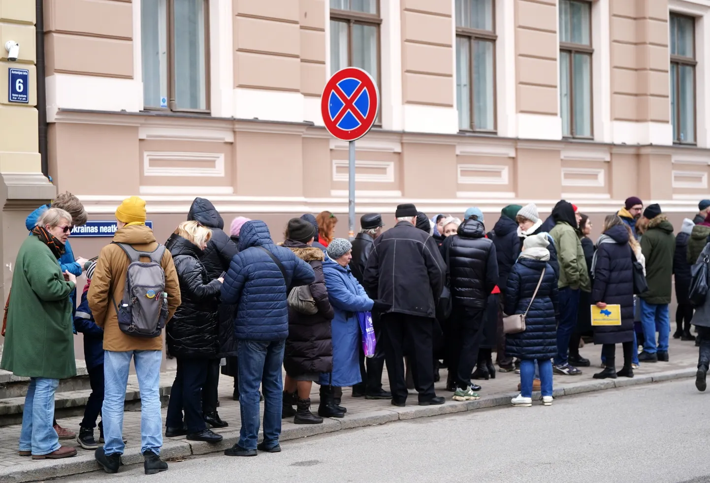 Cilvēki stāv rindā uz Ukrainas Neatkarības ielas netālu no Krievijas vēstniecības ēkas Rīgā, kur iespējams nobalsot Krievijas prezidenta vēlēšanās.