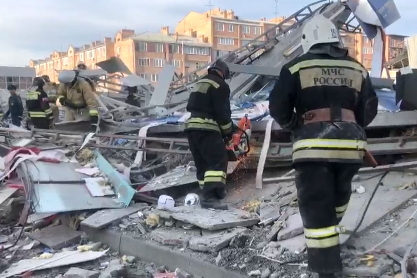 Во Владикавказе взрывом разрушено здание торгового центра.