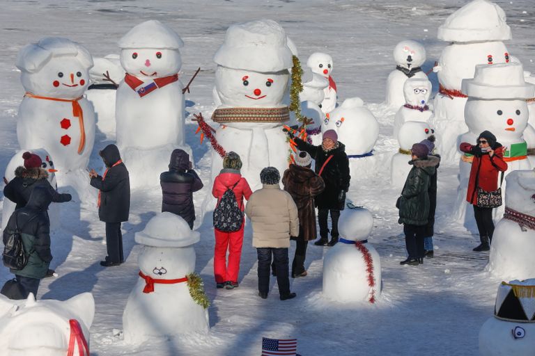 Harbini talvefestivali külastajad Songhua jõele ehitatud lumememmede vahel.