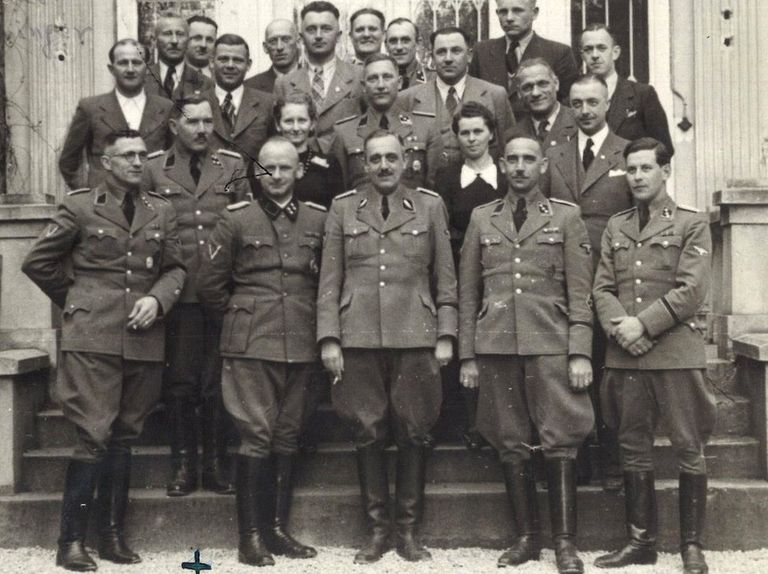 Хубер (в центре первого ряда) вместе с офицерами гестапо в Вене