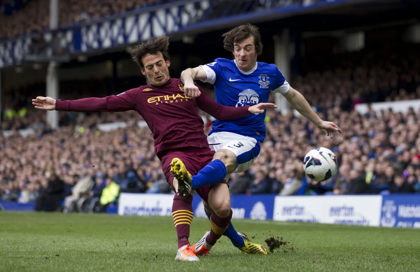 Evertoni kaitsja Leighton Baines (paremal) ja Manchester City poolkaitsja David Silva võitlevad palli pärast.