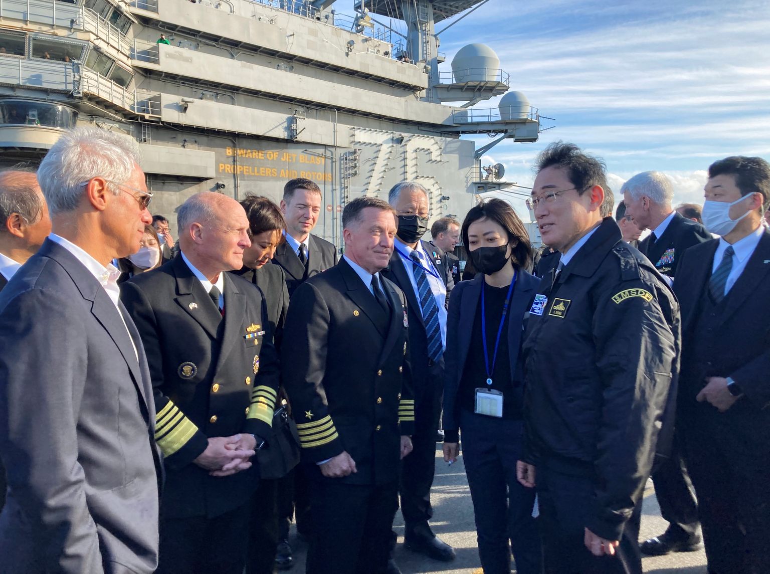 Jaapani peaminister Fumio Kishida vestleb USA suursaadikuga Jaapanis Rahm Emanueli ja Ühendriikide mereväe kõrgete ametnikega Nimitz-klassi tuumareaktoriga superlennukikandja USS Ronald Reagani pardal. Kishida käis pühapäeval, 6. novembril Jaapani merelise enesekaitsejõudude (JMSDF) rahvusvahelise laevastiku ülevaatusel Yokosuka lähistel Sagami lahes.