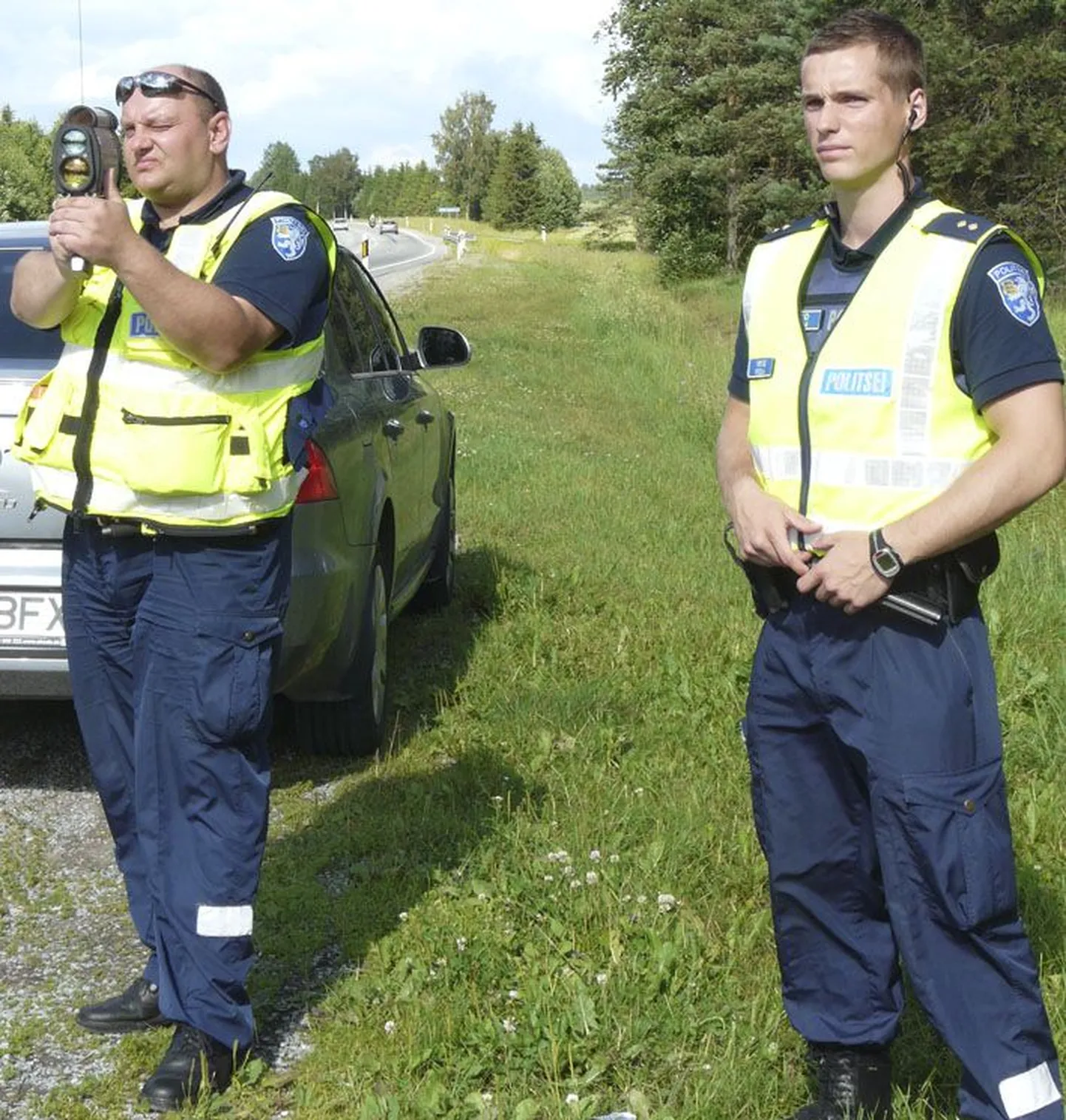 Patrullpolitseinikud tegelevad kiiruse mõõtmisega.