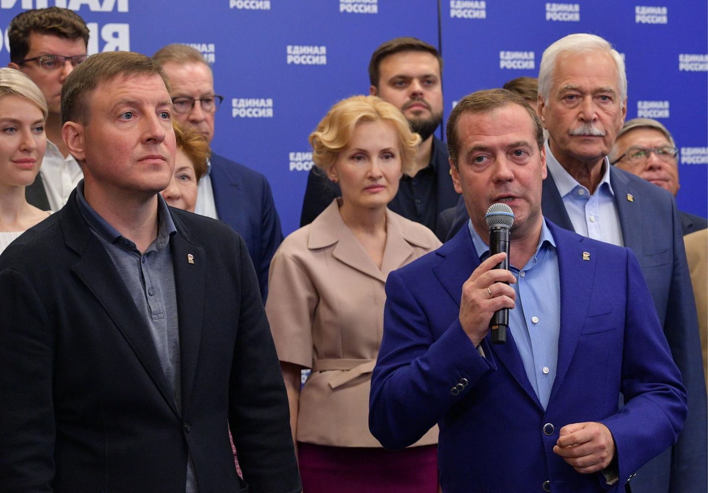 Vene võimuerakonna Ühtne Venemaa pettunud liikmed eesotsas peaminister Dmitri Medvedeviga (paremal) pühapäeval Moskvas Ühtse Venemaa kontoris.