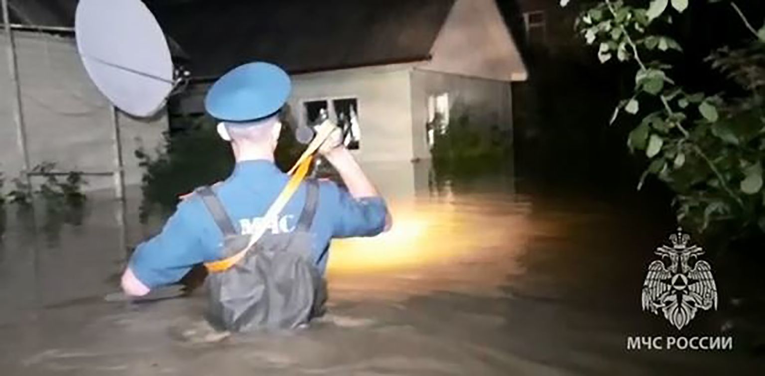 Politseinik päästmas Venemaal Krasnodari krais tulvaveelõksu jäänud inimesi. Venemaa eriolukordade ministeeriumi videokaader