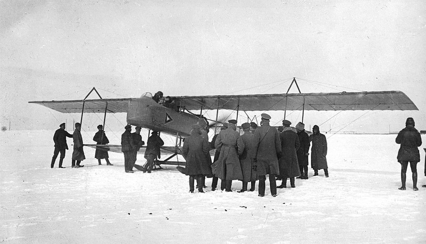 Eesti esimene lennukõlblik õhusõiduk Farman HF-30. Lennuk on viidud Lasnamäele ning rattad vahetatud suuskade vastu.