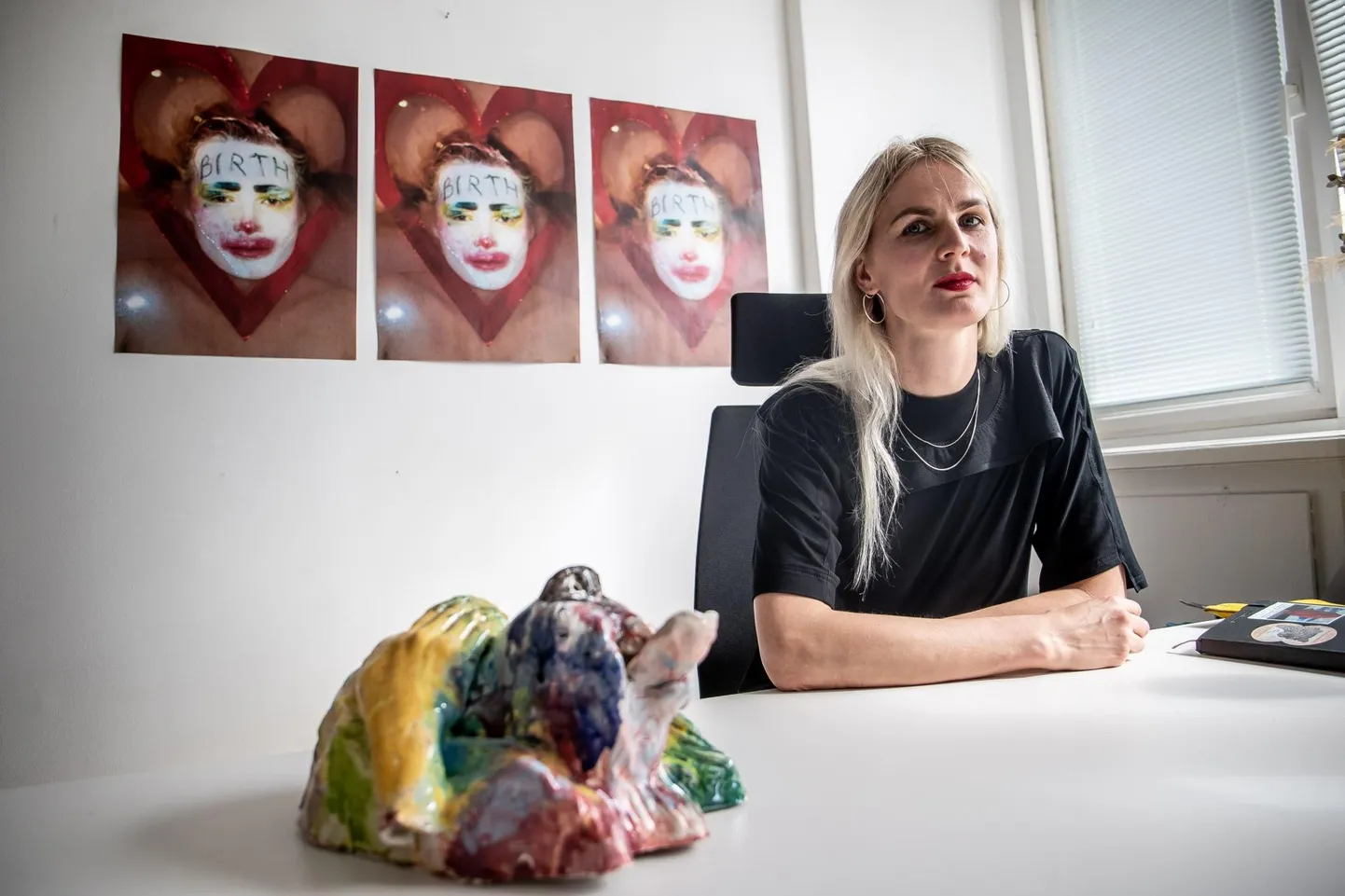 Kaasaegse Kunsti Eesti Keskuse juhataja Maria Arusoo. Plakatitel on näha Kris Lemsalu nägu.