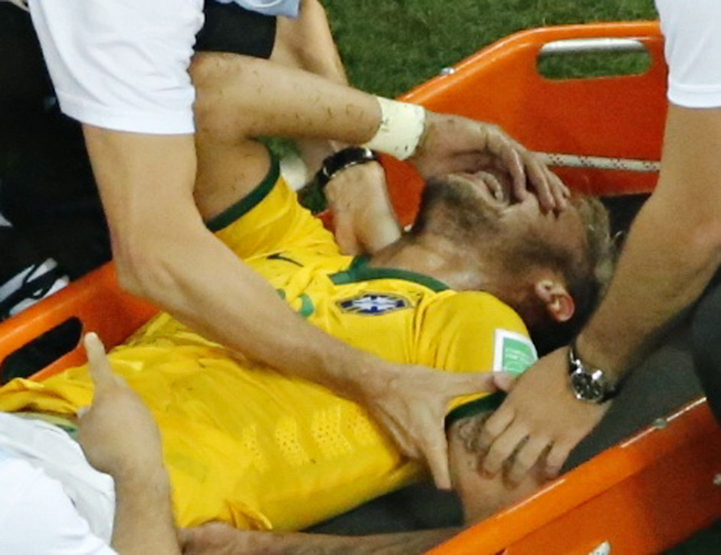 Neymar 2014. aastal pärast karmi seljavigastuse saamist.