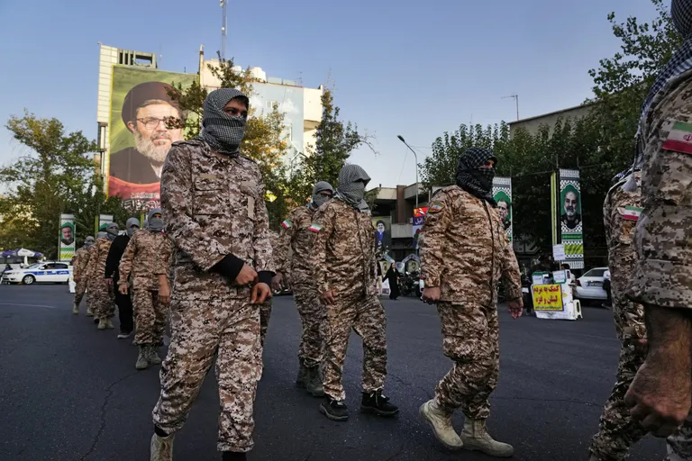 Iraani paramilitaarse Basij liikumise liikmed 2024. aasta oktoobris Hamasi liidrite mälestustseremoonial. Foto: Vahid Salemi / AP Photo / Scanpix